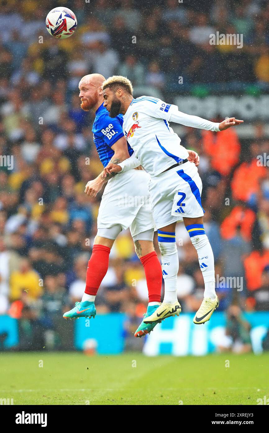 Leeds, Royaume-Uni. 10 août 2024. Le défenseur de Leeds United Jayden Bogle (2 ans) et le défenseur de Portsmouth Connor Ogilvie (3 ans) se battent pour le ballon lors du Leeds United FC vs Portsmouth FC Sky Bet EFL Championship à Elland Road, Leeds, Angleterre, Royaume-Uni le 10 août 2024 Credit : Every second Media/Alamy Live News Banque D'Images