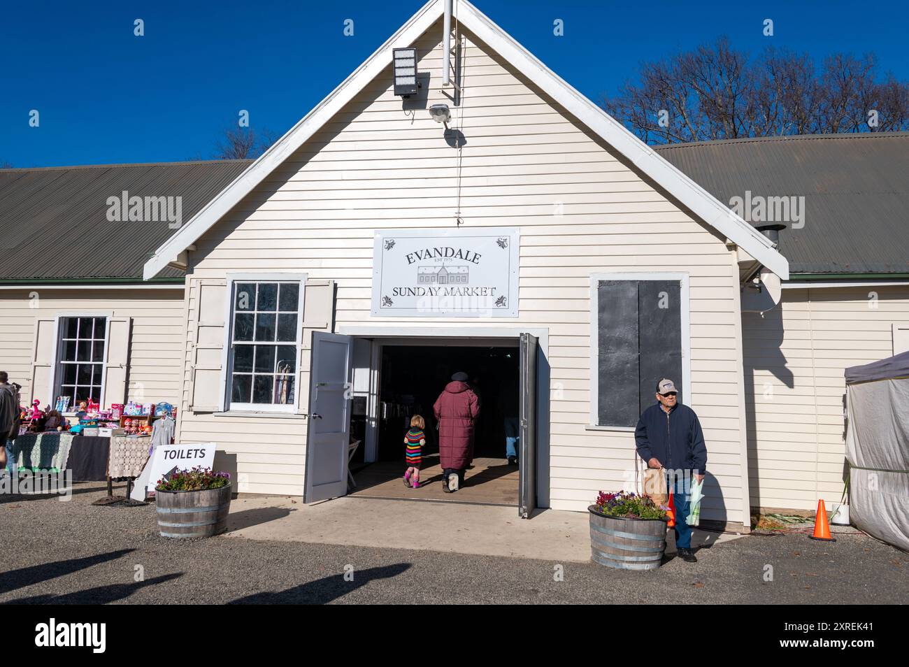 La salle de village connue sous le nom de Falls Park Show Pavilion est le centre du marché hebdomadaire du village du dimanche dans la pittoresque ville historique d'Evendale Banque D'Images