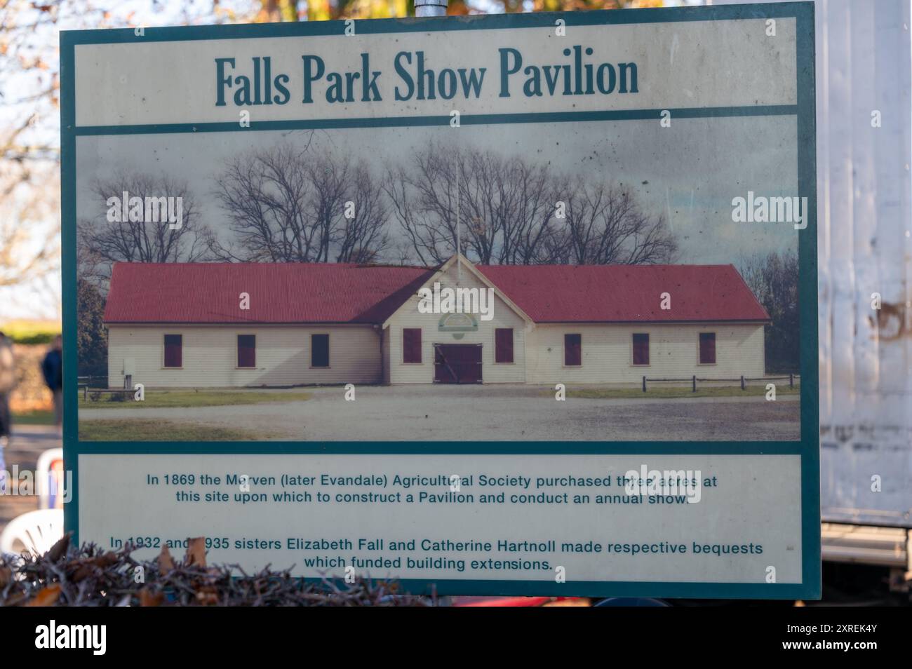 La salle de village connue sous le nom de Falls Park Show Pavilion est le centre du marché hebdomadaire du village du dimanche dans la pittoresque ville historique d'Evendale Banque D'Images