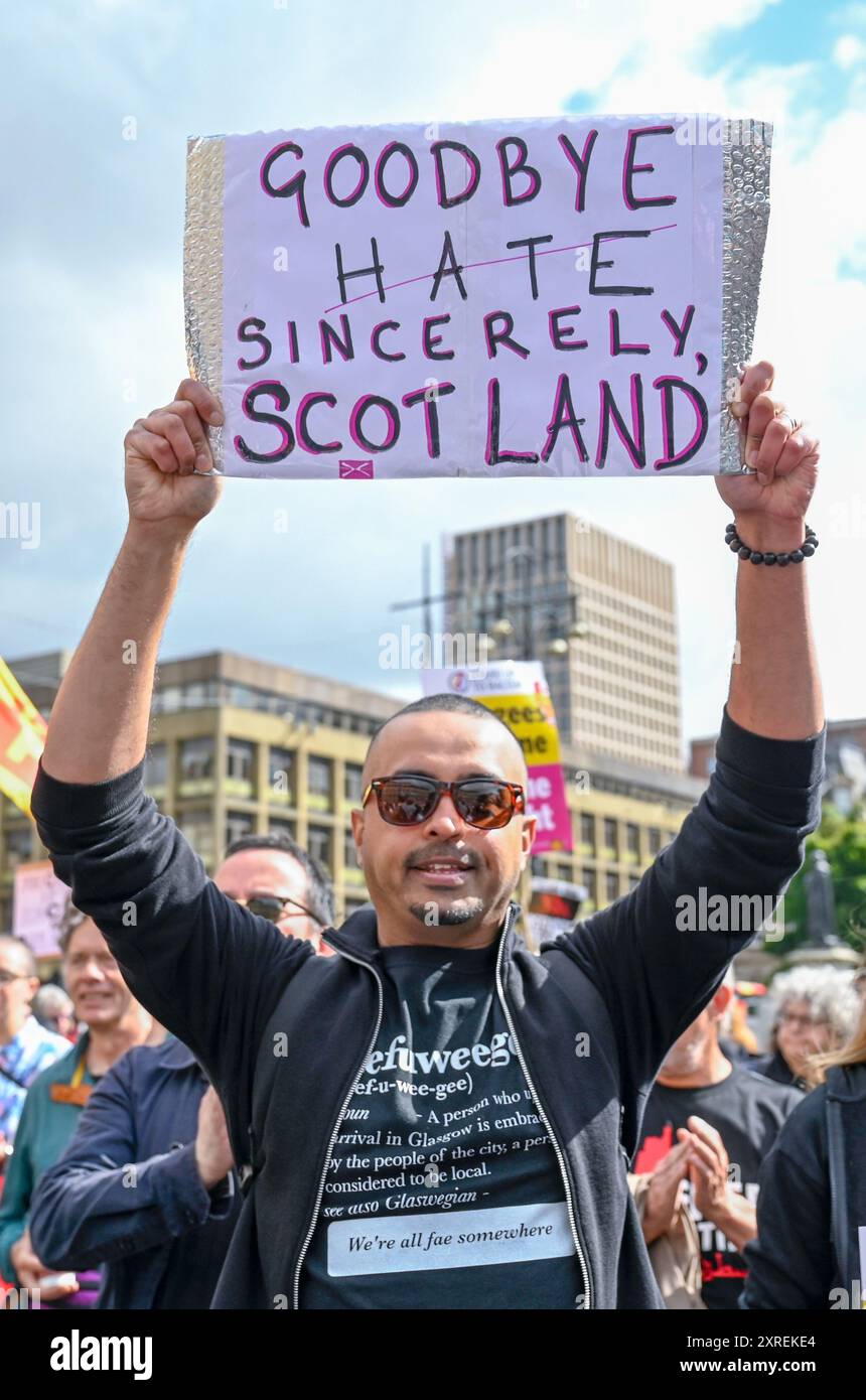 Manifestants lors d'une manifestation contre le racisme organisée par Stand Up to Racism, à George Square, Glasgow. Date de la photo : samedi 10 août 2024. Banque D'Images