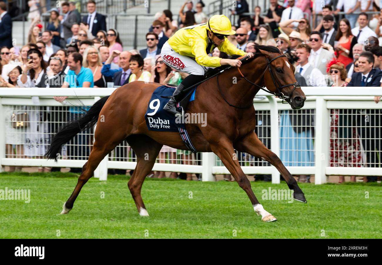 Ascot, Royaume-Uni. Samedi 10 août 2024. Holkham Bay et la jockey Rachel Venniker remportent la course d'ouverture lors de la Dubai Duty Free Shergar Cup Day à l'hippodrome d'Ascot, la Dubai Duty Free Shergar Cup Dash, pour le reste de l'équipe mondiale, l'entraîneur William Knight et les propriétaires Norfolk Thoroughbreds. Crédit JTW Equine images / Alamy Live News Banque D'Images