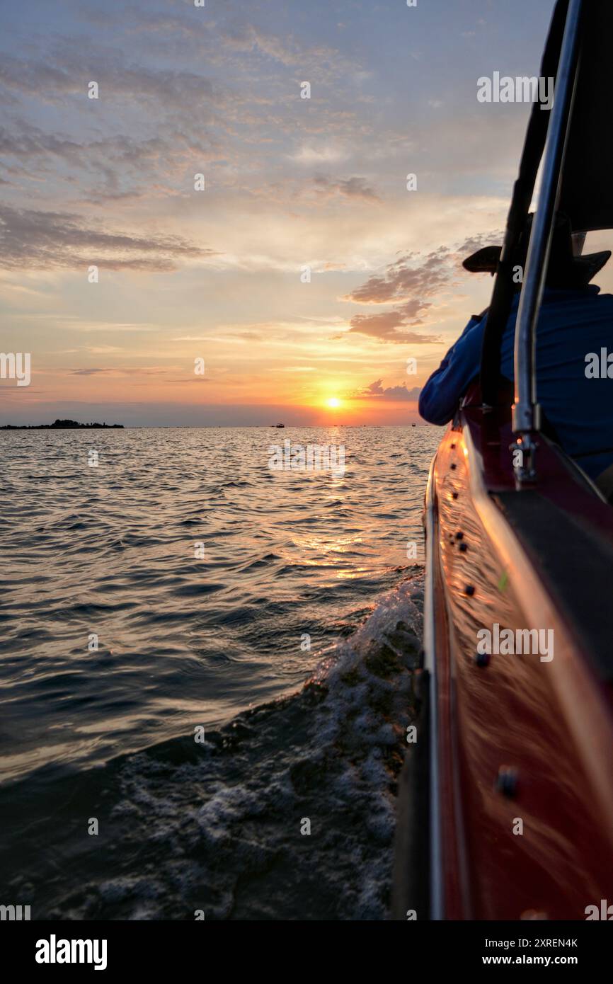 Voyage en bateau au coucher du soleil près de Sulina sur la mer Noire, Roumanie Banque D'Images
