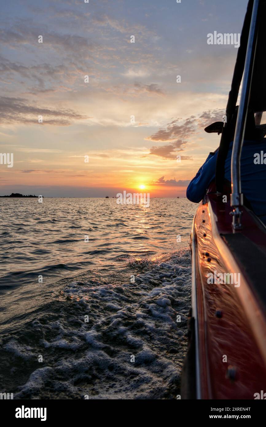 Voyage en bateau au coucher du soleil près de Sulina sur la mer Noire, Roumanie Banque D'Images
