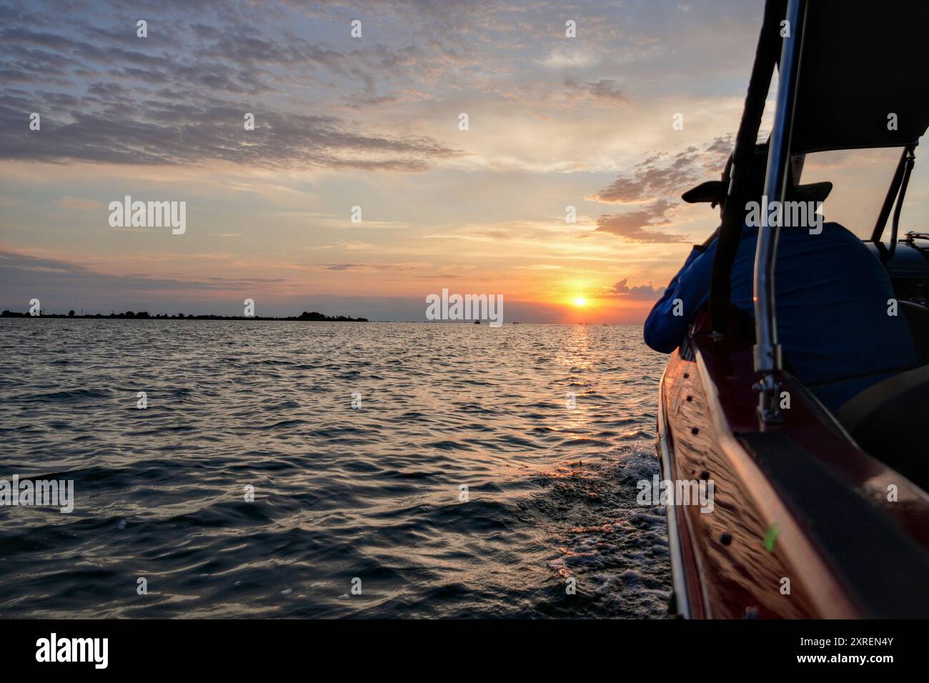 Voyage en bateau au coucher du soleil près de Sulina sur la mer Noire, Roumanie Banque D'Images
