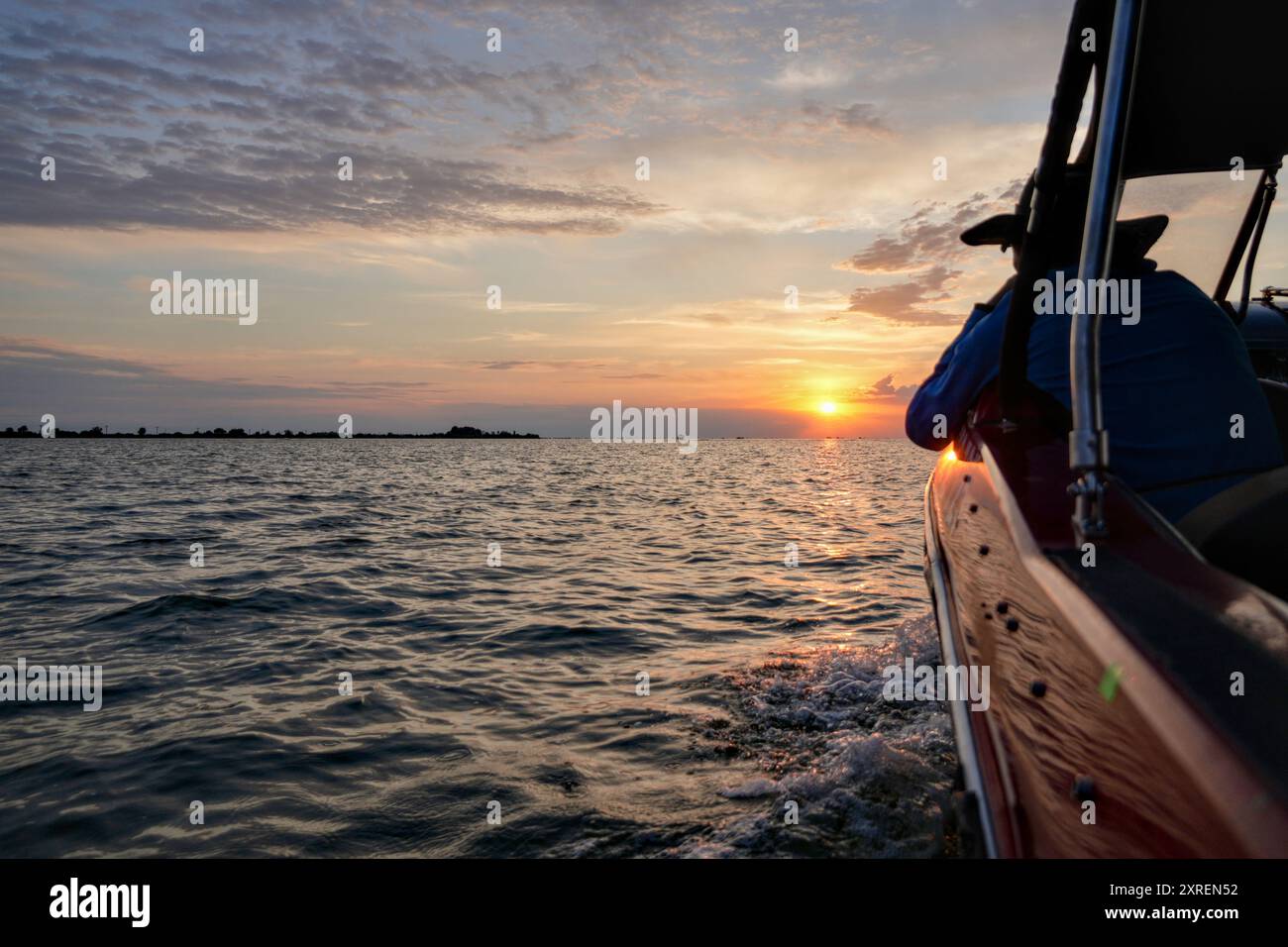Voyage en bateau au coucher du soleil près de Sulina sur la mer Noire, Roumanie Banque D'Images