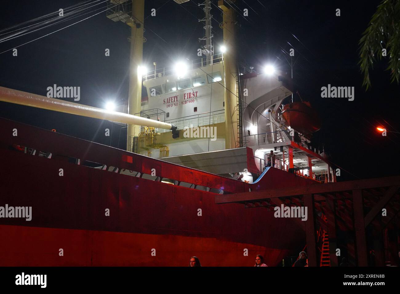 Cargo Ship accosté la nuit dans le port de Sulina, Roumanie Banque D'Images