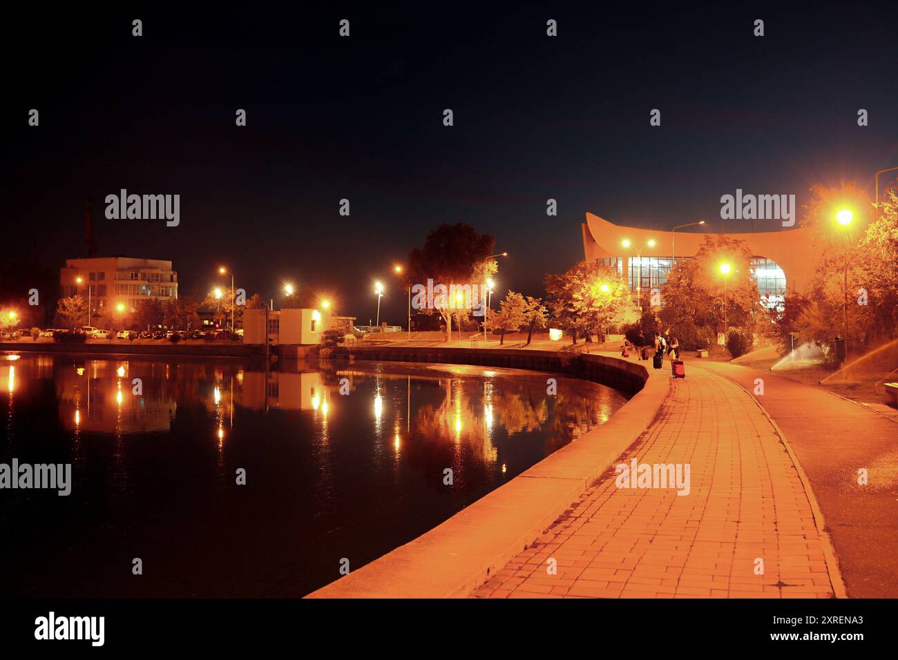 Promenade nocturne Riverside à Tulcea, Roumanie avec réflexions sur l'eau Banque D'Images