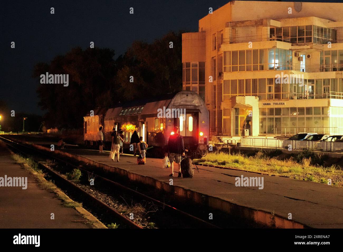 Scène de nuit à la gare de Tulcea, Roumanie avec embarquement des passagers Banque D'Images