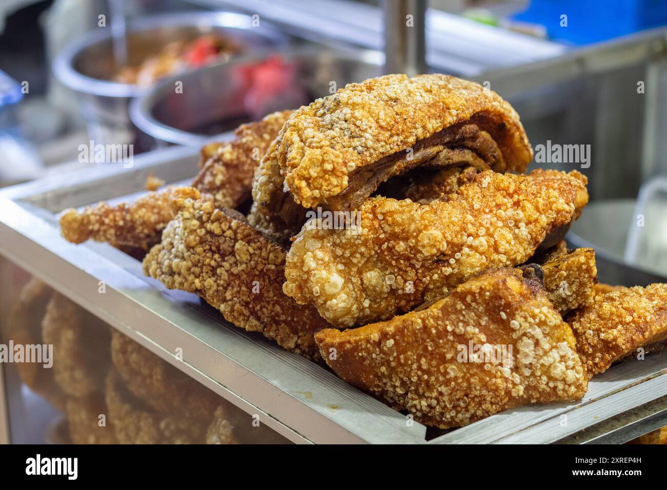 Bagnet, ou porc frit vendu au marché d'Ilocos Norte, Philippines Banque D'Images Bagnet, ou porc frit vendu au marché d'Ilocos Norte, Philippines Banque D'Images