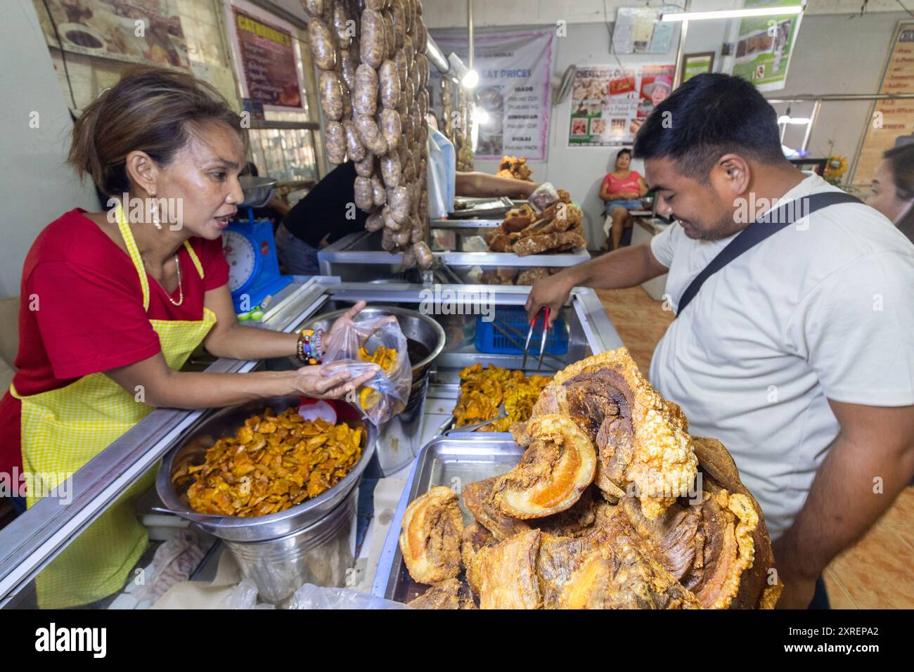 Bagnet, ou porc frit vendu au marché d'Ilocos Norte, Philippines Banque D'Images Bagnet, ou porc frit vendu au marché d'Ilocos Norte, Philippines Banque D'Images