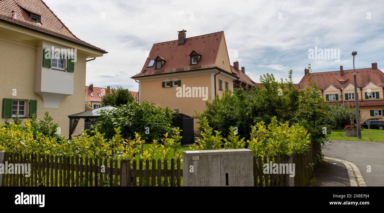 Bilderserie 09.08.2024 Bilder aus der Gartenstadt Nürnberg, einer der ältesten Siedlungen in Deutschland die nach den Ideen der sozialen Baugenossenschaften Gartenstadt im Jahre 1908 gegründet wurde Ziel der Gartenstadt Bewegung War auch, schönen Siedlungen zu schaffen Nürnberg Bayern Deutschland *** série 09 08 2024 photos de Gartenstadt Nuremberg, L'un des plus anciens lotissements d'Allemagne, fondé en 1908 selon les idées des coopératives de construction sociale de Gartenstadt le mouvement Gartenstadt avait également pour but de créer de beaux lotissements Nuremberg B. Banque D'Images