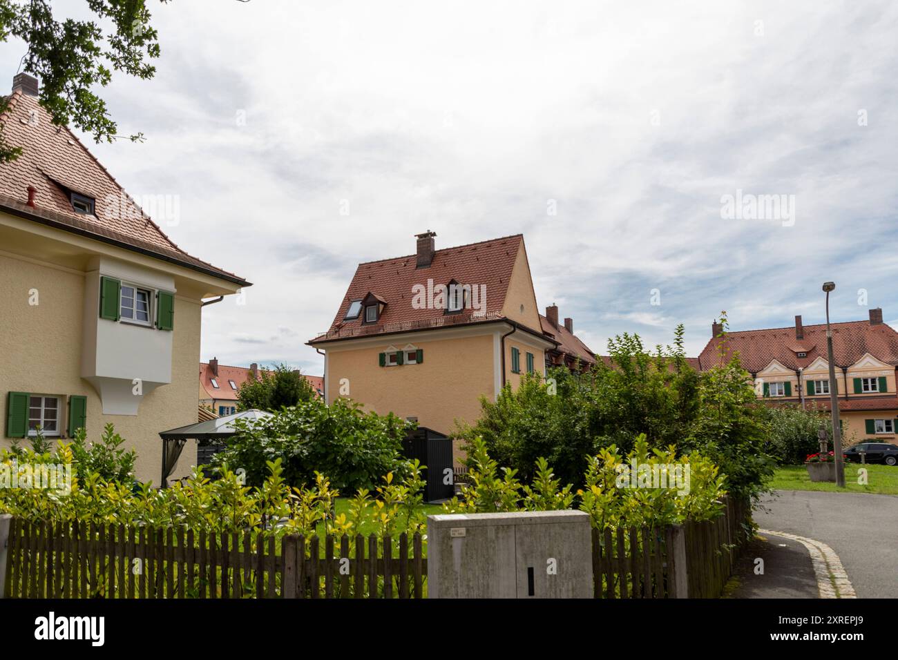 Bilderserie 09.08.2024 Bilder aus der Gartenstadt Nürnberg, einer der ältesten Siedlungen in Deutschland die nach den Ideen der sozialen Baugenossenschaften Gartenstadt im Jahre 1908 gegründet wurde Ziel der Gartenstadt Bewegung War auch, schönen Siedlungen zu schaffen Nürnberg Bayern Deutschland *** série 09 08 2024 photos de Gartenstadt Nuremberg, L'un des plus anciens lotissements d'Allemagne, fondé en 1908 selon les idées des coopératives de construction sociale de Gartenstadt le mouvement Gartenstadt avait également pour but de créer de beaux lotissements Nuremberg B. Banque D'Images