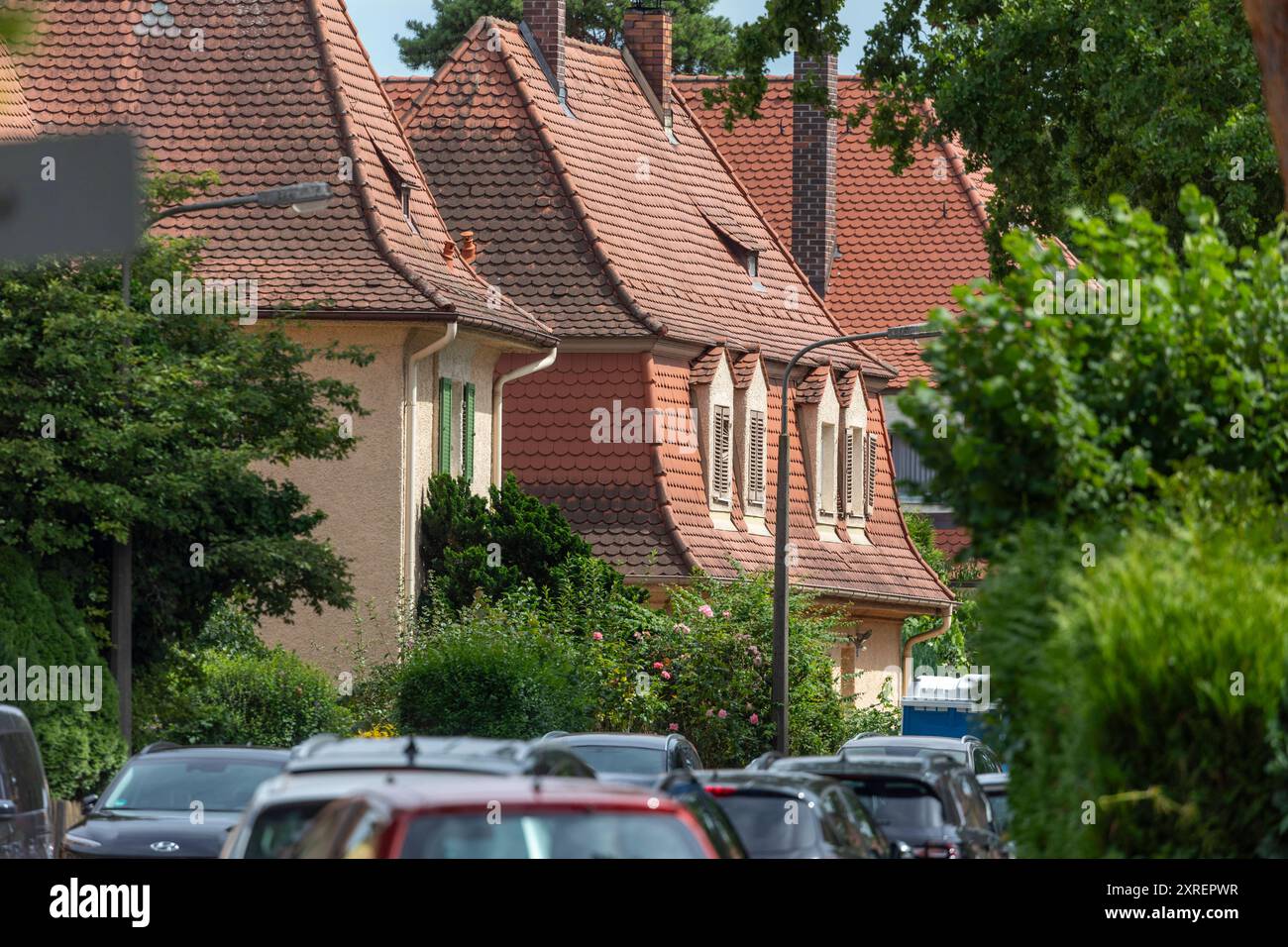 Bilderserie 09.08.2024 Bilder aus der Gartenstadt Nürnberg, einer der ältesten Siedlungen in Deutschland die nach den Ideen der sozialen Baugenossenschaften Gartenstadt im Jahre 1908 gegründet wurde Ziel der Gartenstadt Bewegung War auch, schönen Siedlungen zu schaffen Nürnberg Bayern Deutschland *** série 09 08 2024 photos de Gartenstadt Nuremberg, L'un des plus anciens lotissements d'Allemagne, fondé en 1908 selon les idées des coopératives de construction sociale de Gartenstadt le mouvement Gartenstadt avait également pour but de créer de beaux lotissements Nuremberg B. Banque D'Images