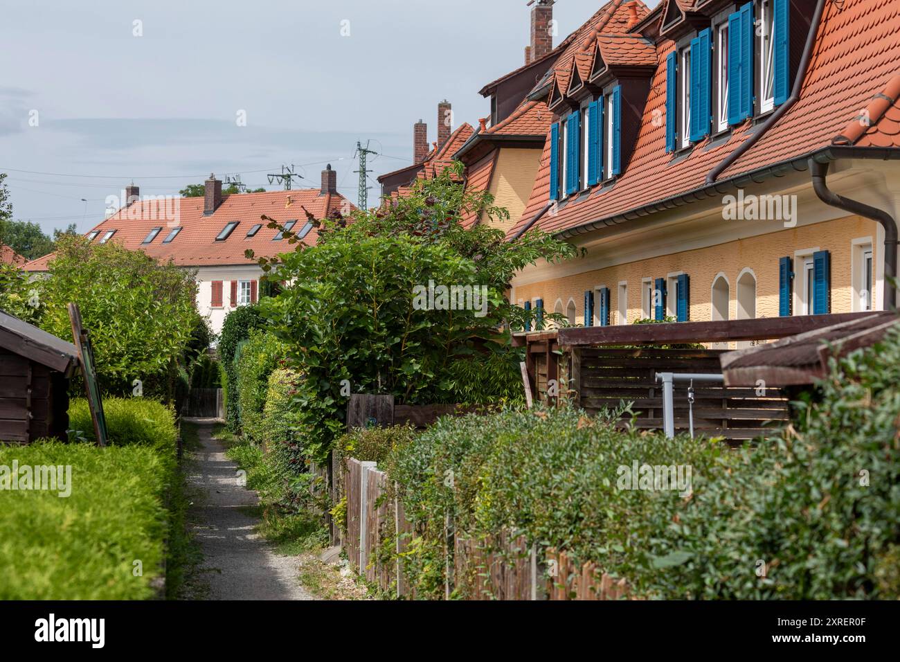 Bilderserie 09.08.2024 Bilder aus der Gartenstadt Nürnberg, einer der ältesten Siedlungen in Deutschland die nach den Ideen der sozialen Baugenossenschaften Gartenstadt im Jahre 1908 gegründet wurde Ziel der Gartenstadt Bewegung War auch, schönen Siedlungen zu schaffen Nürnberg Bayern Deutschland *** série 09 08 2024 photos de Gartenstadt Nuremberg, L'un des plus anciens lotissements d'Allemagne, fondé en 1908 selon les idées des coopératives de construction sociale de Gartenstadt le mouvement Gartenstadt avait également pour but de créer de beaux lotissements Nuremberg B. Banque D'Images