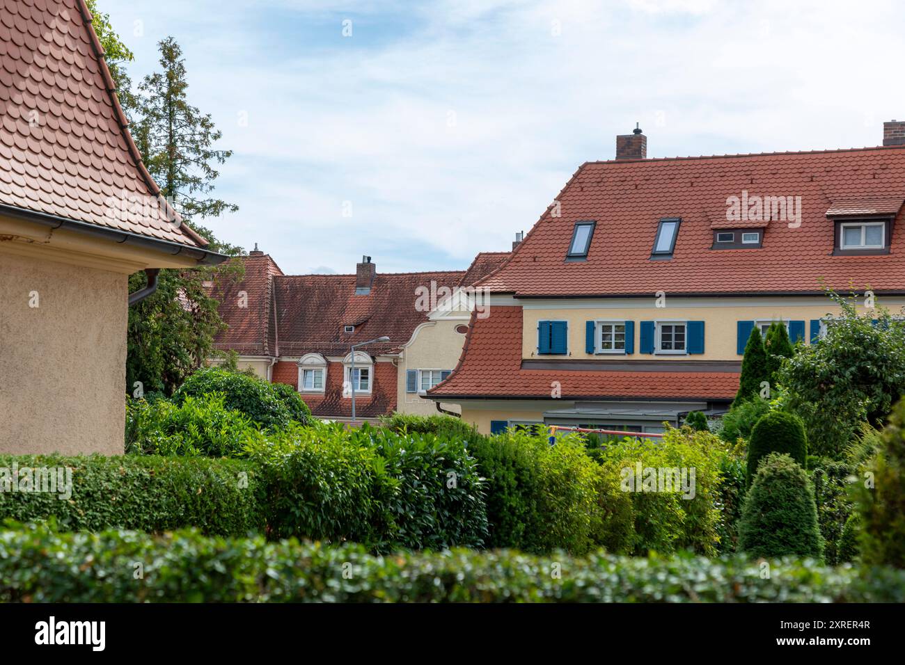 Bilderserie 09.08.2024 Bilder aus der Gartenstadt Nürnberg, einer der ältesten Siedlungen in Deutschland die nach den Ideen der sozialen Baugenossenschaften Gartenstadt im Jahre 1908 gegründet wurde Ziel der Gartenstadt Bewegung War auch, schönen Siedlungen zu schaffen Nürnberg Bayern Deutschland *** série 09 08 2024 photos de Gartenstadt Nuremberg, L'un des plus anciens lotissements d'Allemagne, fondé en 1908 selon les idées des coopératives de construction sociale de Gartenstadt le mouvement Gartenstadt avait également pour but de créer de beaux lotissements Nuremberg B. Banque D'Images