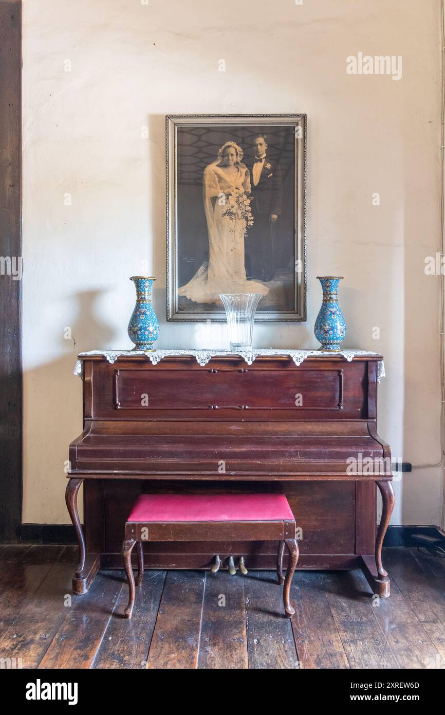 Intérieur de Balay San Nicolas, une maison du patrimoine de l'époque coloniale dans le district de San Nicolas à Ilocos, Philippines Banque D'Images Intérieur de Balay San Nicolas, une maison du patrimoine de l'époque coloniale dans le district de San Nicolas à Ilocos, Philippines Banque D'Images