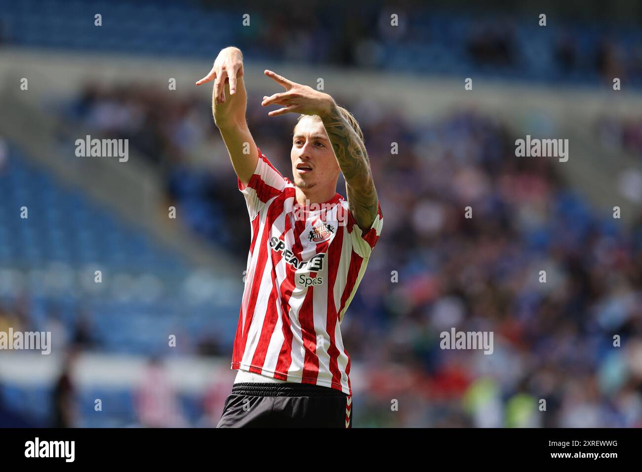 Cardiff, Royaume-Uni. 10 août 2024. Jack Clarke de Sunderland célèbre après avoir marqué le 2e but de son équipe. EFL Skybet championnat match, Cardiff City v Sunderland au Cardiff City Stadium de Cardiff, pays de Galles, samedi 10 août 2024. Cette image ne peut être utilisée qu'à des fins éditoriales. Usage éditorial exclusif, photo par Andrew Orchard/Andrew Orchard photographie sportive/Alamy Live News crédit : Andrew Orchard photographie sportive/Alamy Live News Banque D'Images