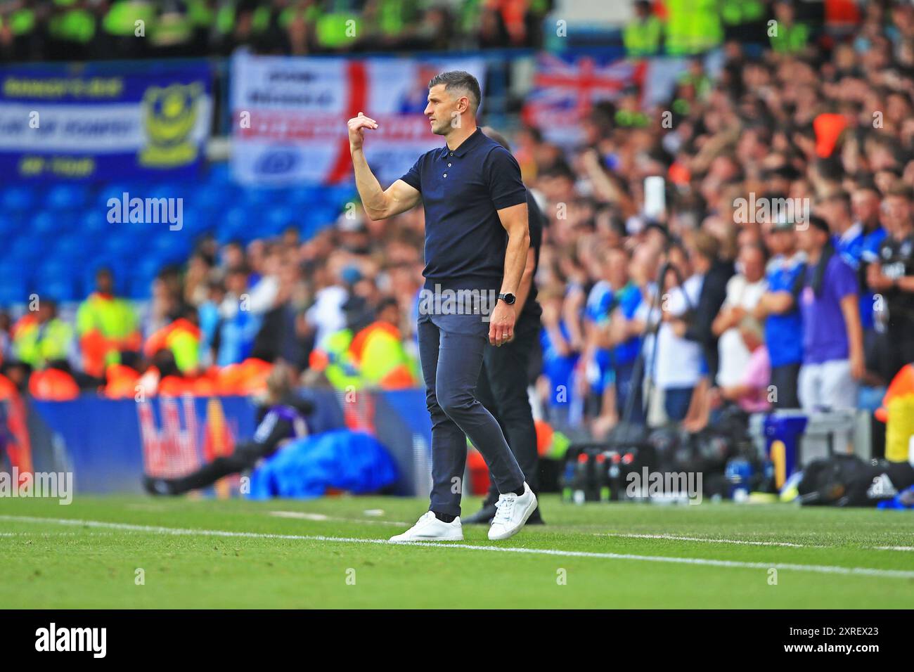 Leeds, Royaume-Uni. 10 août 2024. John Mousinho, entraîneur de Portsmouth, lors du Leeds United FC vs Portsmouth FC SKY BET EFL Championship match à Elland Road, Leeds, Angleterre, Royaume-Uni le 10 août 2024 Credit : Every second Media/Alamy Live News Banque D'Images