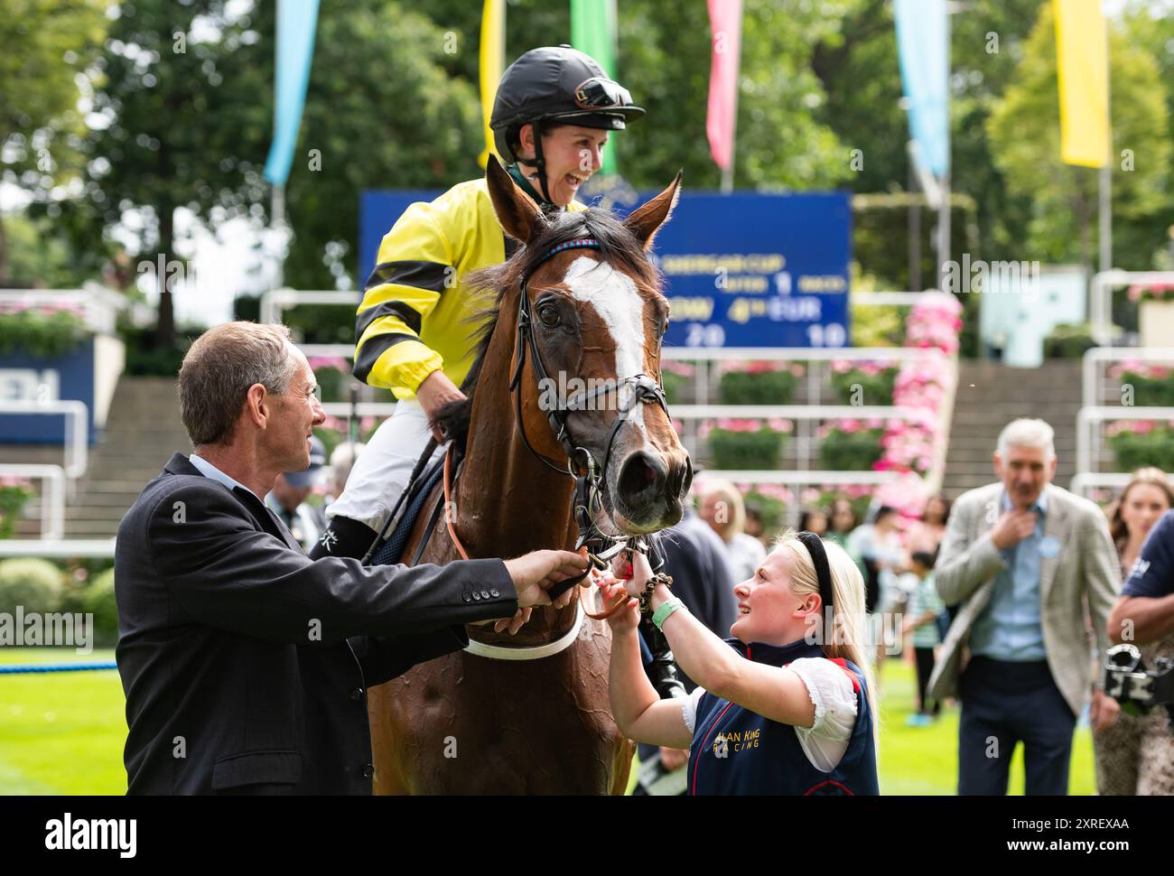 Ascot, Royaume-Uni. Samedi 10 août 2024. Folie et jockey Rachel King remportent la troisième course lors de la Dubai Duty Free Shergar Cup Day à Ascot Racecourse, le Dubai Duty Free Shergar Cup Challenge, pour le reste de l’équipe mondiale, l’entraîneur Alan King et les propriétaires McNeil Family et Niall Farrell. Crédit JTW Equine images / Alamy Live News Banque D'Images