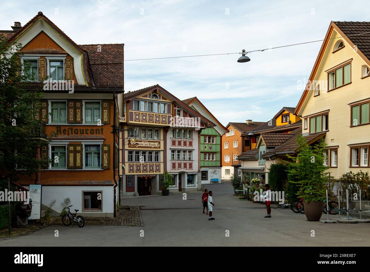 Trois garçons jouant un match dans une rue à Appenzell, Innerrhoden, Suisse. Banque D'Images