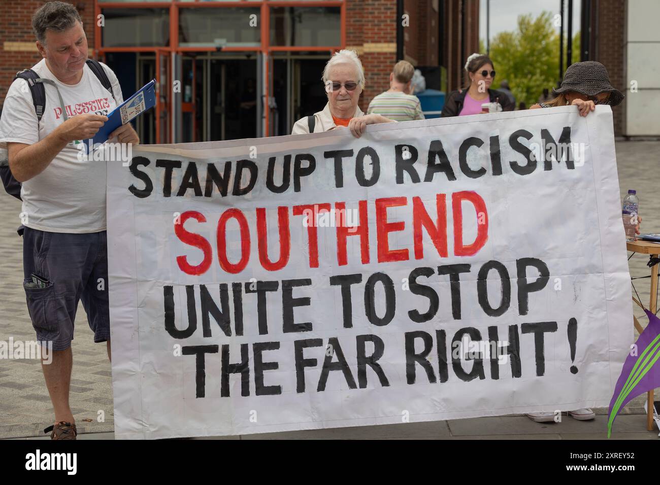 Southend on Sea, Royaume-Uni. 10 août 2024. Levez-vous contre le racisme organisez un rassemblement en haut de la rue principale pour montrer votre solidarité envers les demandeurs d’asile, dites non au racisme et à l’extrême droite. Des événements ont lieu dans de nombreuses villes du Royaume-Uni. Au cours des deux dernières semaines, il y a eu une série d'incidents violents à travers le Royaume-Uni. Penelope Barritt/Alamy Live News Banque D'Images