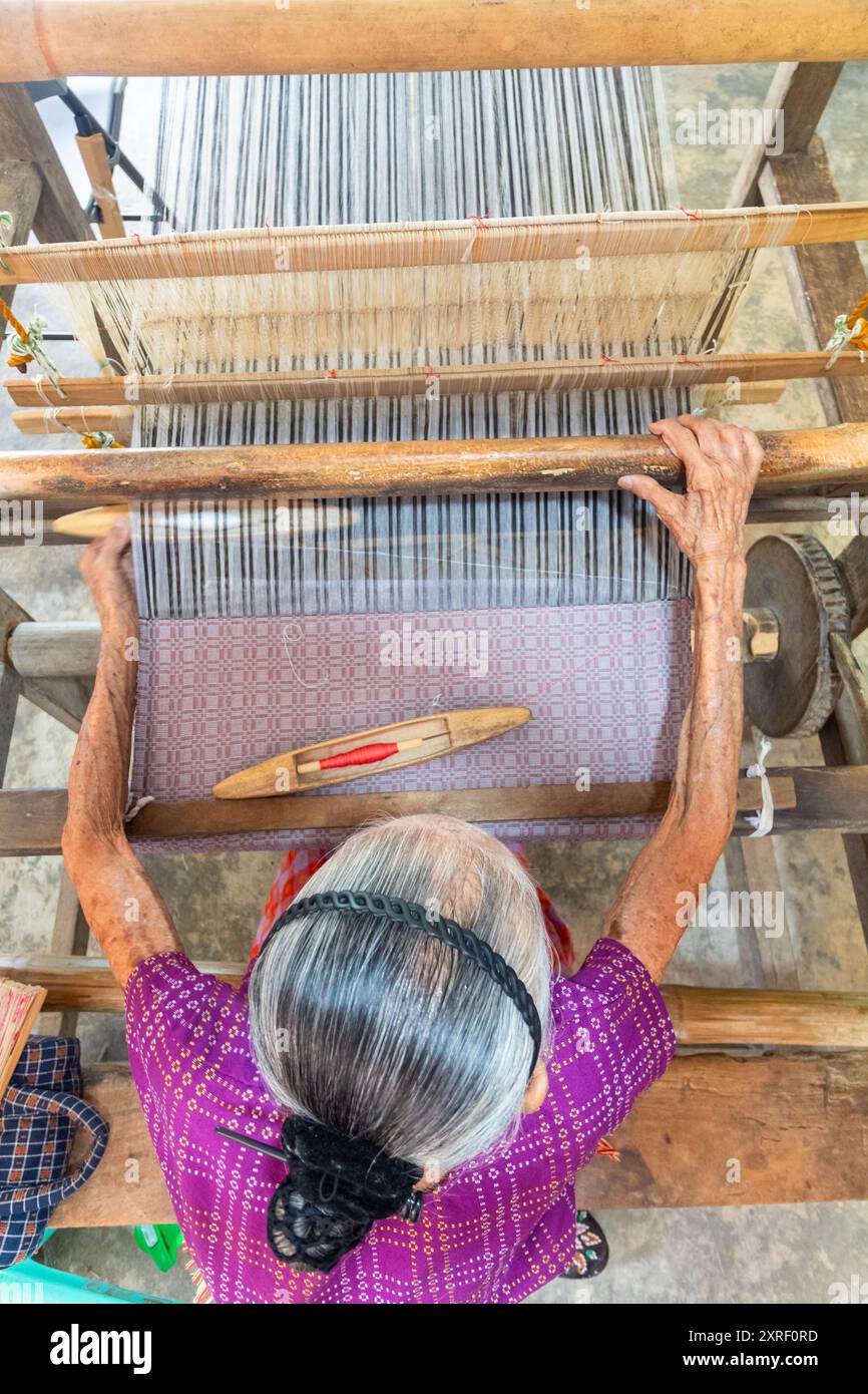 Magdalena Gamayo, lauréate du National Living Treasure, connue pour son tissage de tissu inabel à Pinili, Ilocos Norte, Philippines Banque D'Images Magdalena Gamayo, lauréate du National Living Treasure, connue pour son tissage de tissu inabel à Pinili, Ilocos Norte, Philippines Banque D'Images