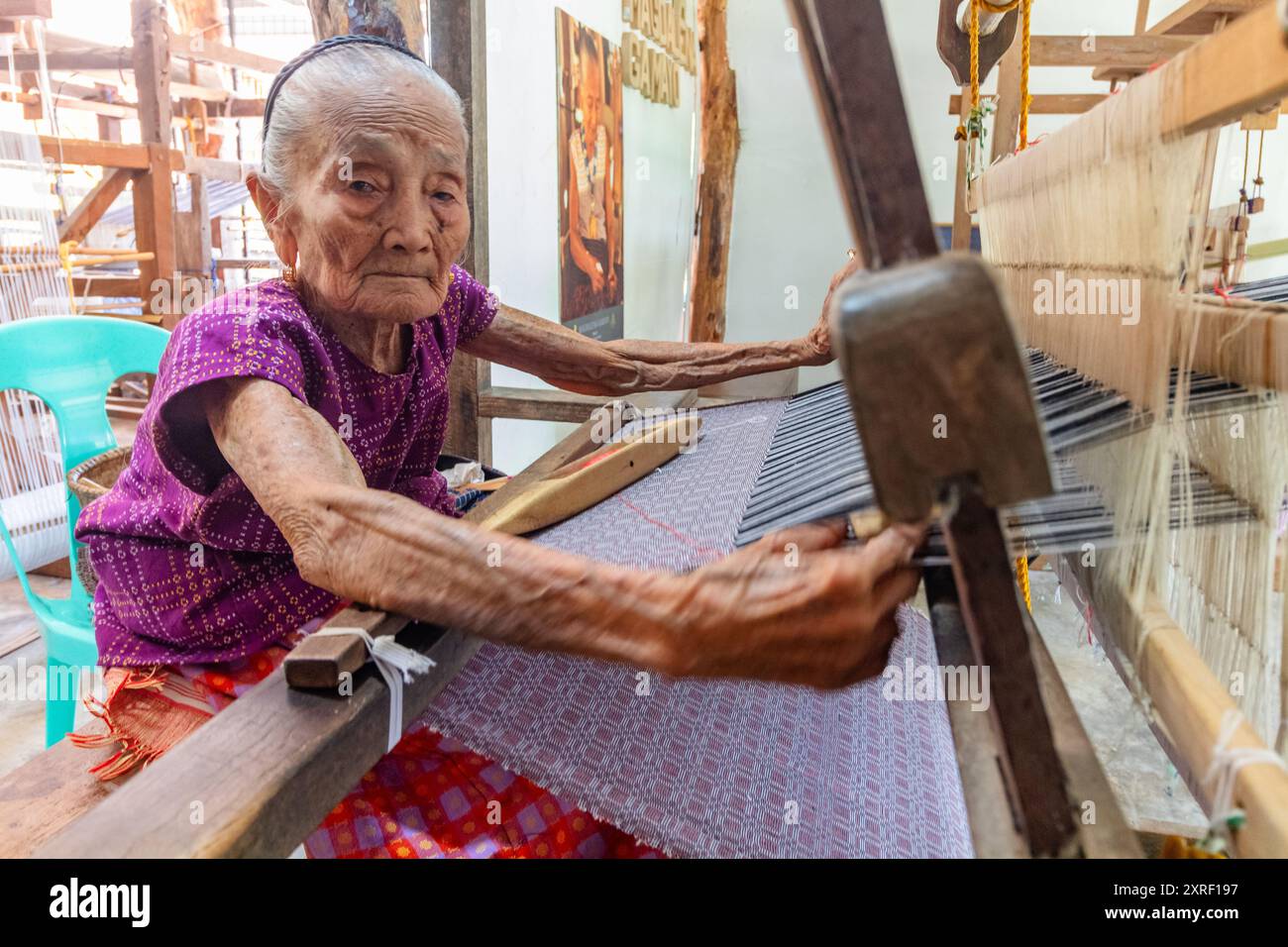 Magdalena Gamayo, lauréate du National Living Treasure, connue pour son tissage de tissu inabel à Pinili, Ilocos Norte, Philippines Banque D'Images