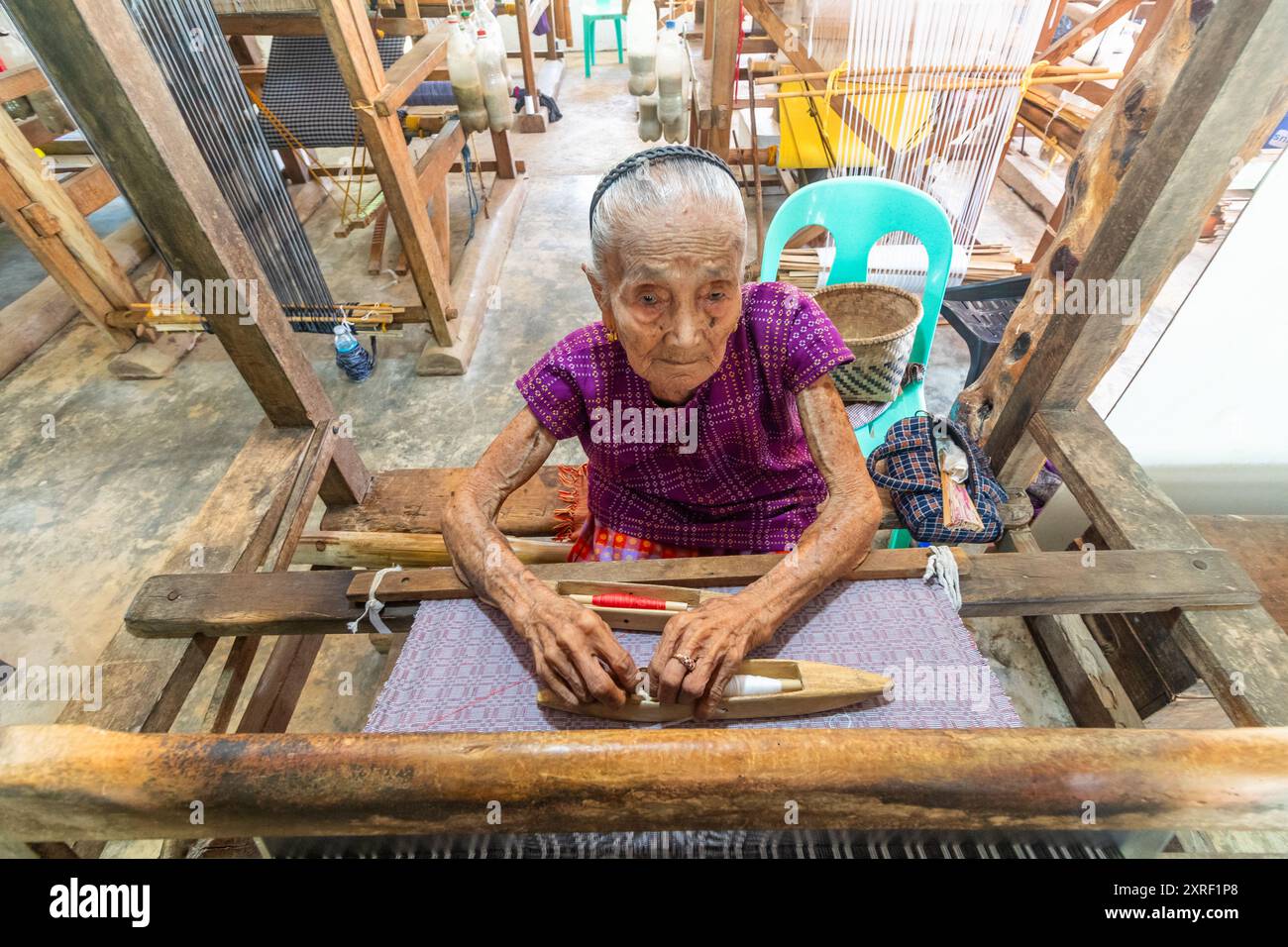 Magdalena Gamayo, lauréate du National Living Treasure, connue pour son tissage de tissu inabel à Pinili, Ilocos Norte, Philippines Banque D'Images