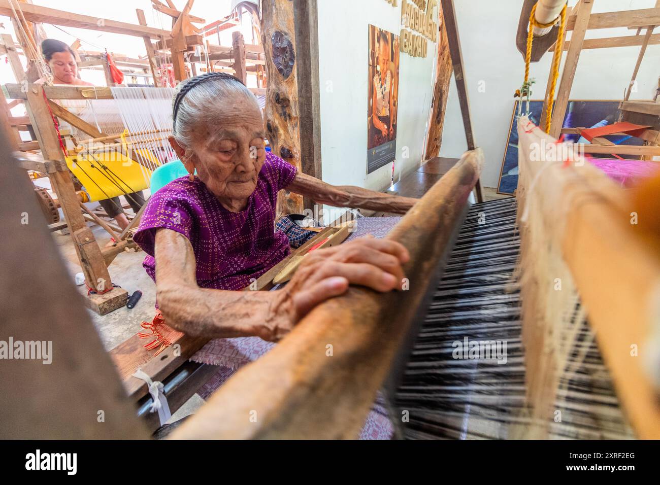 Magdalena Gamayo, lauréate du National Living Treasure, connue pour son tissage de tissu inabel à Pinili, Ilocos Norte, Philippines Banque D'Images Magdalena Gamayo, lauréate du National Living Treasure, connue pour son tissage de tissu inabel à Pinili, Ilocos Norte, Philippines Banque D'Images