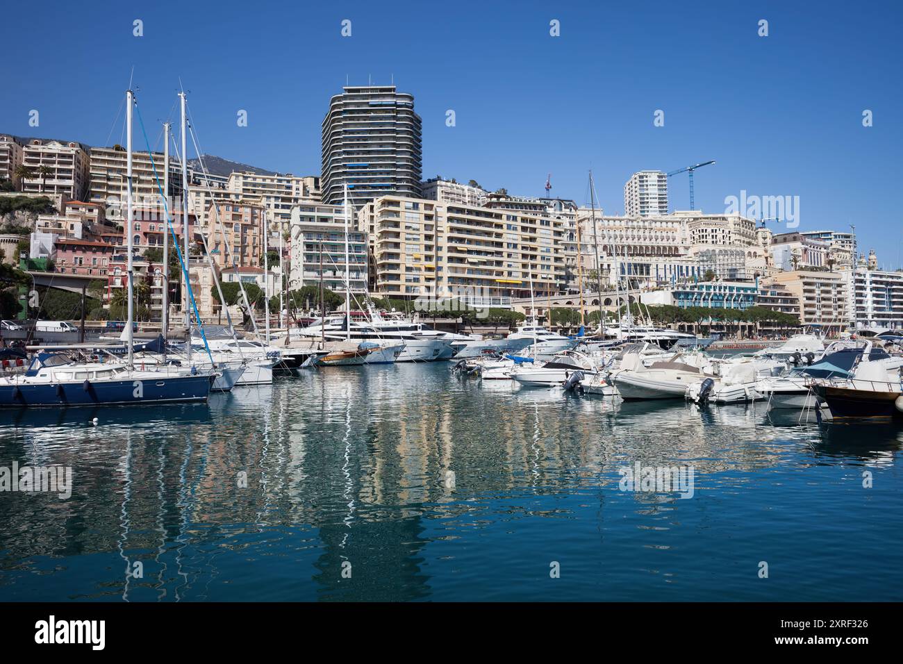 Horizon de la Principauté de Monaco depuis Port Hercule, port dans la baie de la mer Méditerranée sur la Côte d'Azur, Europe du Sud. Banque D'Images