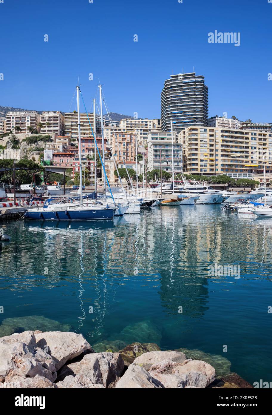 Principauté de Monaco depuis Port Hercule, port en mer Méditerranée sur la Côte d'Azur, Europe méridionale. Banque D'Images