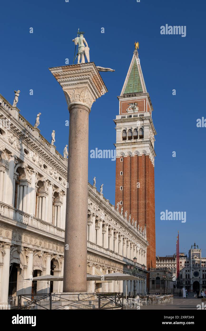 Venice, Italy, Column of San Teodoro (composé Theodore) - Colonna di San Todaro, comprend Mark's Campanile Bell Tower et Marciana Library at Piazza San Marco. Banque D'Images