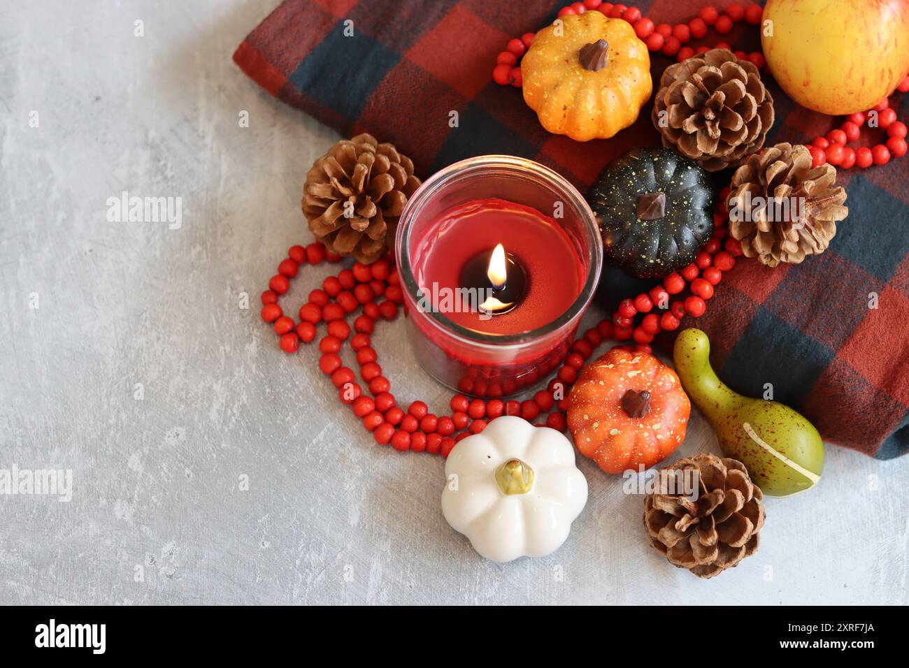 Nature morte d'automne chaude. Composition colorée avec des citrouilles décoratives, des baies de rowan, des feuilles et des fleurs. Décorations de table gros plan photo. Banque D'Images