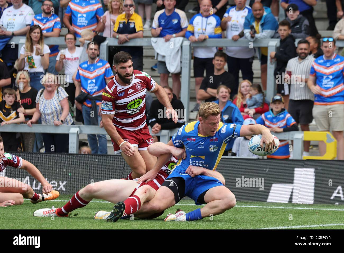 Leeds, Royaume-Uni. 10 août 2024. AMT Headingley Rugby Stadium, Leeds, West Yorkshire, 10 août 2024. Betfred Super League Leeds Rhinos v Wigan Warriors Lachie Miller de Leeds Rhinos se met en route pour marquer l'essai contre Wigan Warriors Credit : Touchlinepics/Alamy Live News Banque D'Images