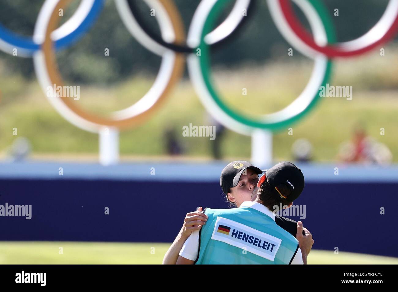 Paris, France. 10 août 2024. Olympia, Paris 2024, Golf, célibataires, femmes, 4ème tour, Esther Henseleit d'Allemagne embrasse caddie et son ami Reece Phillips après le 18 trou. Crédit : Jan Woitas/dpa/Alamy Live News Banque D'Images