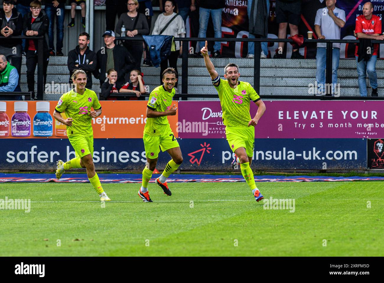 Ben Garrity du Port Vale FC célèbre avoir marqué le premier but de son équipe lors du match de Sky Bet League 2 entre Salford City et Port Vale à Moor Lane, Salford le samedi 10 août 2024. (Photo : Ian Charles | mi News) crédit : MI News & Sport /Alamy Live News Banque D'Images