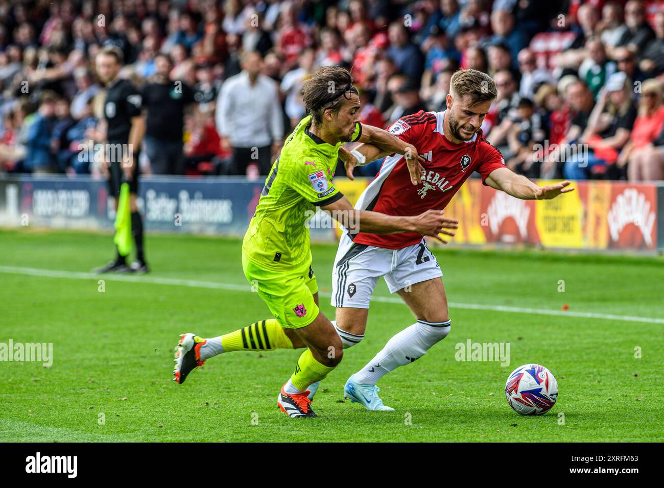 Luke Garbutt du Salford City FC sous la pression de Tom a chanté du Port Vale FC lors du match de Sky Bet League 2 entre Salford City et Port Vale à Moor Lane, Salford le samedi 10 août 2024. (Photo : Ian Charles | mi News) crédit : MI News & Sport /Alamy Live News Banque D'Images