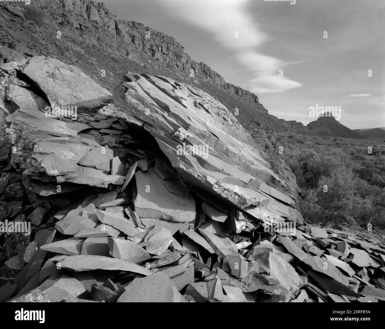 BW01944-00...... WASHINGTON - rochers brisés au parc d'État de Lake Lenore Caves. Banque D'Images