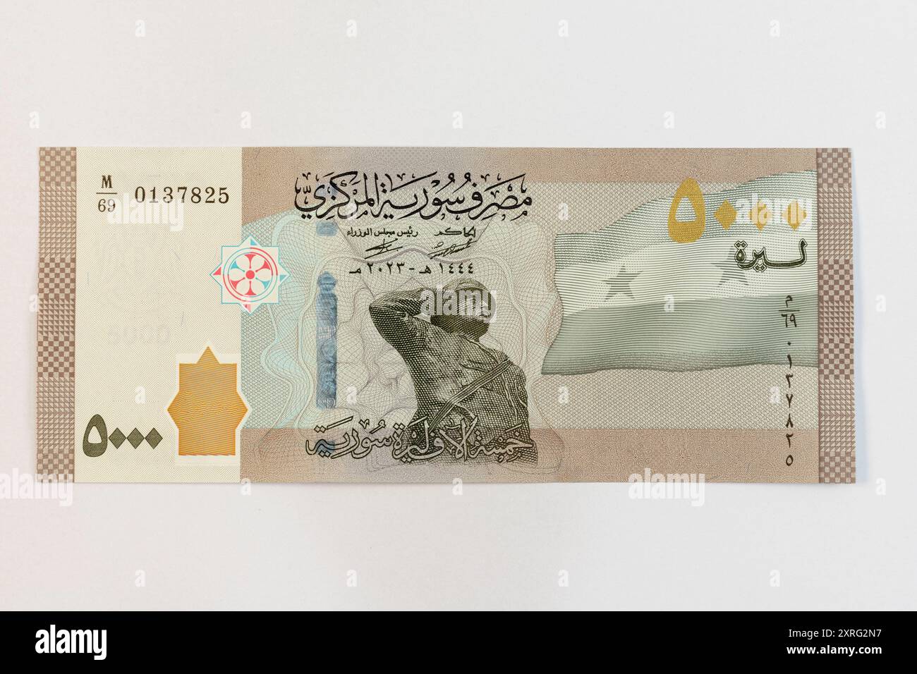 Syrie le billet de banque de cinq mille livres comporte la statue du soldat syrien et le drapeau syrien sur le front. Banque D'Images