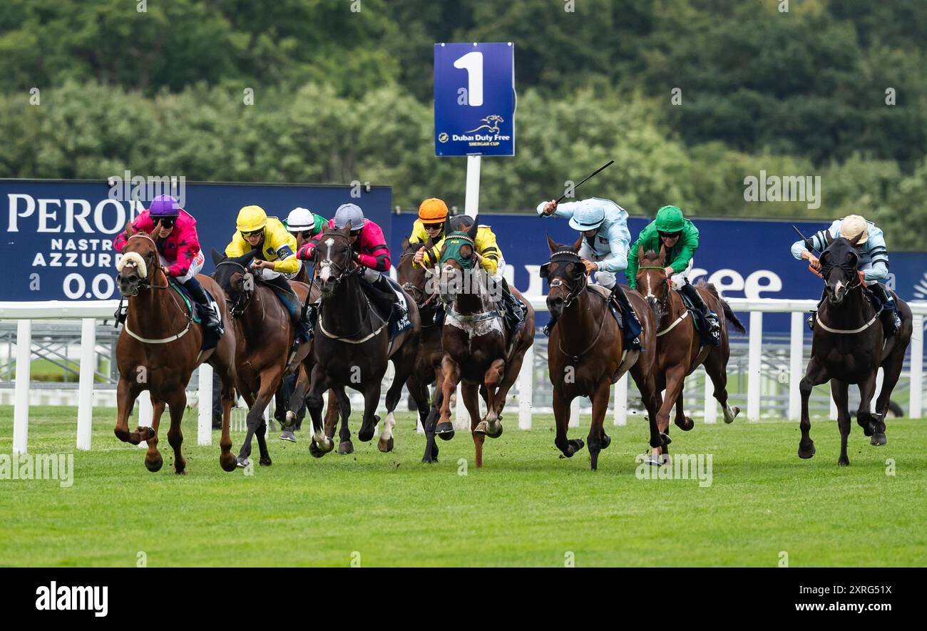 Ascot, Royaume-Uni. Samedi 10 août 2024. New image et le jockey Hayley Turner remportent la sixième et dernière course du Dubai Duty Free Shergar Cup Day à Ascot Racecourse, le Dubai Duty Free Shergar Cup Mile, Ascot Racecourse, Royaume-Uni, pour l'équipe féminine, l'entraîneur David O'Meara et le propriétaire Thoroughbred British Racing. La victoire a également garanti à Hayley Turner la selle argentée pour terminer en tant que meilleur coureur de la compétition. Crédit JTW Equine images / Alamy Live News Banque D'Images