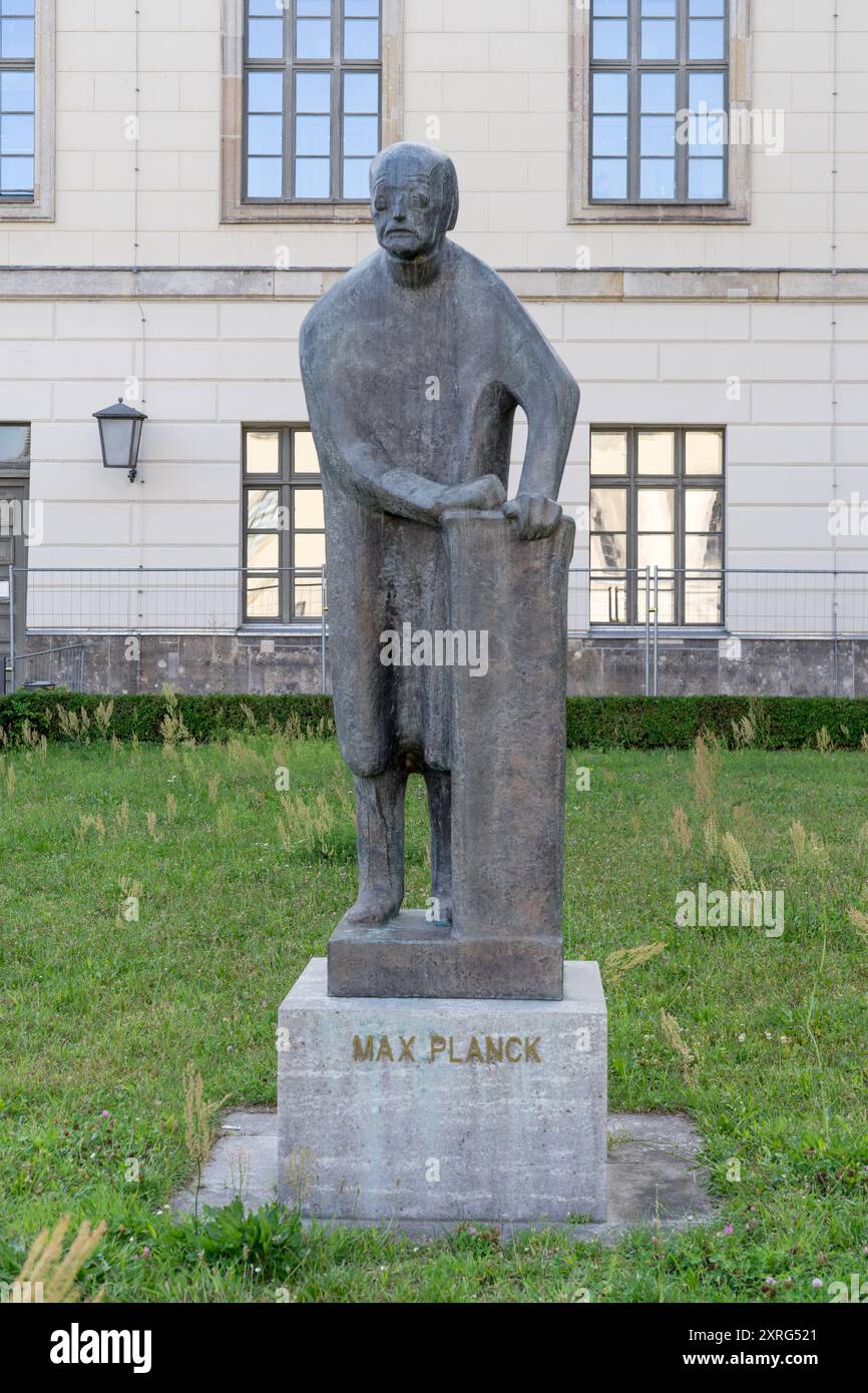 Sculpture du scientifique Max Planck devant l'Université Humboldt à Berlin, Allemagne Banque D'Images
