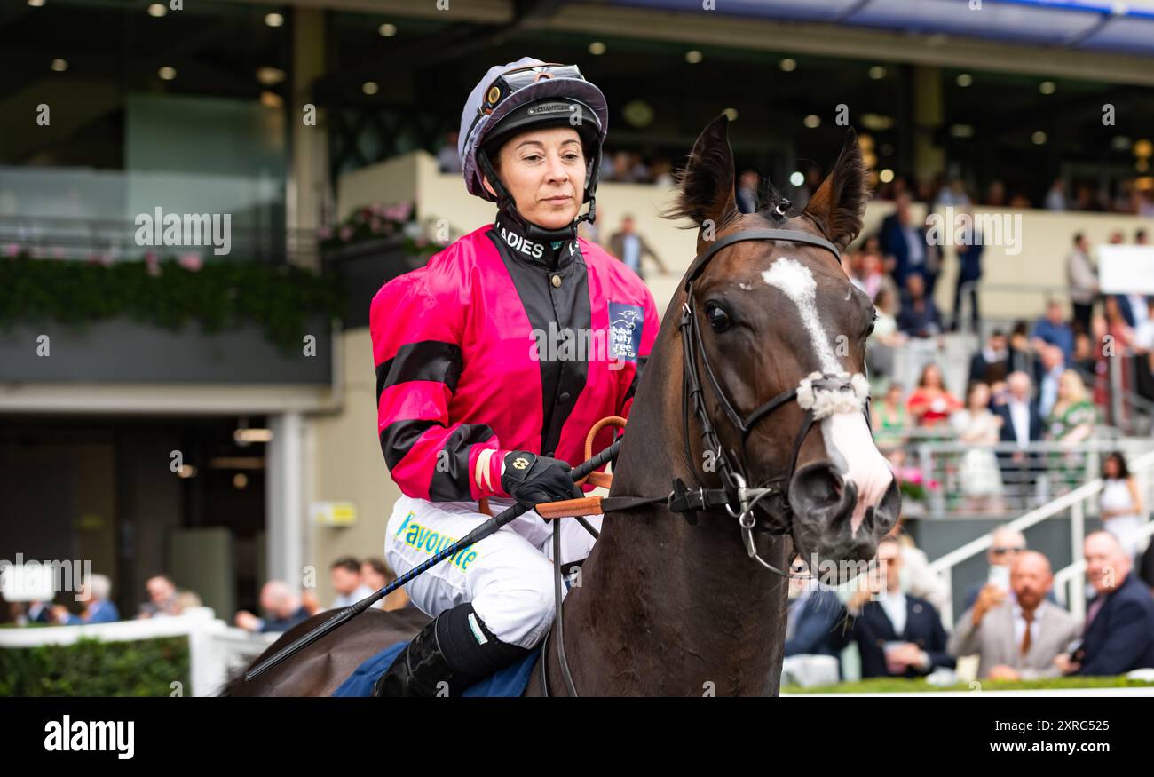 Ascot, Royaume-Uni. Samedi 10 août 2024. New image et le jockey Hayley Turner remportent la sixième et dernière course du Dubai Duty Free Shergar Cup Day à Ascot Racecourse, le Dubai Duty Free Shergar Cup Mile, Ascot Racecourse, Royaume-Uni, pour l'équipe féminine, l'entraîneur David O'Meara et le propriétaire Thoroughbred British Racing. La victoire a également garanti à Hayley Turner la selle argentée pour terminer en tant que meilleur coureur de la compétition. Crédit JTW Equine images / Alamy Live News Banque D'Images