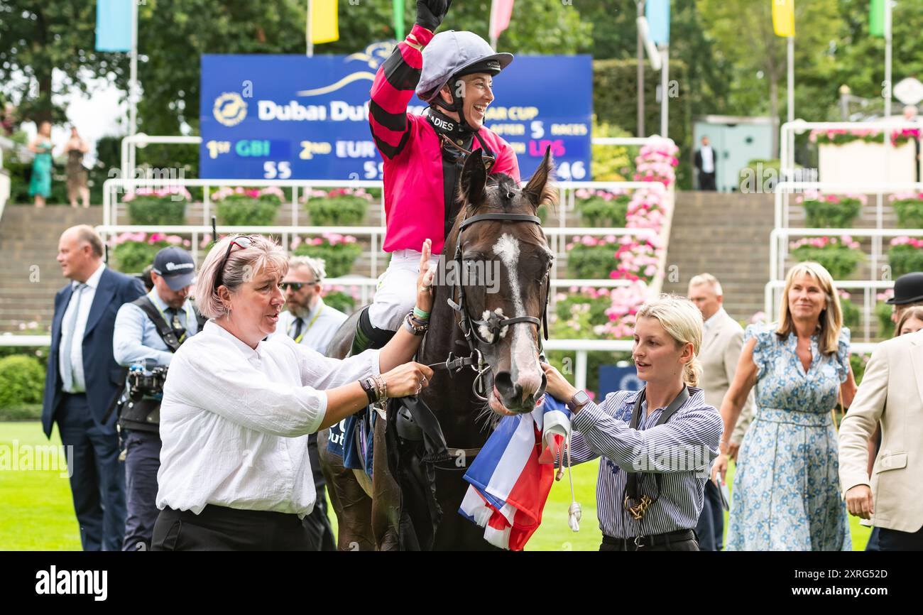 Ascot, Royaume-Uni. Samedi 10 août 2024. New image et le jockey Hayley Turner remportent la sixième et dernière course du Dubai Duty Free Shergar Cup Day à Ascot Racecourse, le Dubai Duty Free Shergar Cup Mile, Ascot Racecourse, Royaume-Uni, pour l'équipe féminine, l'entraîneur David O'Meara et le propriétaire Thoroughbred British Racing. La victoire a également garanti à Hayley Turner la selle argentée pour terminer en tant que meilleur coureur de la compétition. Crédit JTW Equine images / Alamy Live News Banque D'Images