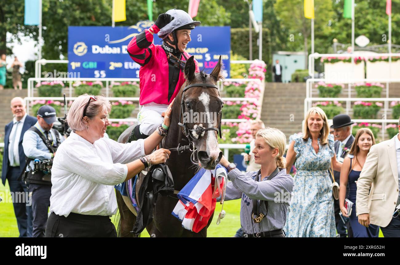 Ascot, Royaume-Uni. Samedi 10 août 2024. New image et le jockey Hayley Turner remportent la sixième et dernière course du Dubai Duty Free Shergar Cup Day à Ascot Racecourse, le Dubai Duty Free Shergar Cup Mile, Ascot Racecourse, Royaume-Uni, pour l'équipe féminine, l'entraîneur David O'Meara et le propriétaire Thoroughbred British Racing. La victoire a également garanti à Hayley Turner la selle argentée pour terminer en tant que meilleur coureur de la compétition. Crédit JTW Equine images / Alamy Live News Banque D'Images