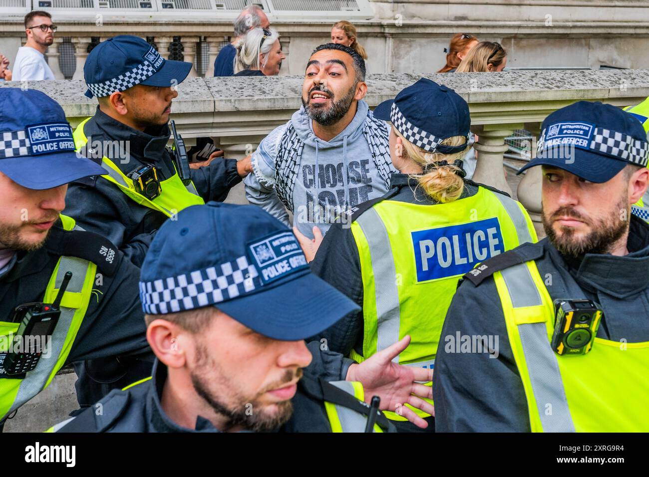 Londres, Royaume-Uni. 10 août 2024. La manifestation se déroule pacifiquement sous la police (un homme est détenu avec brio et relâché après que la situation ait été clarifiée) escorté de l'extérieur des bureaux de Reform UK pour "reprendre" Trafalgar Square du groupe de Tommy Robinson il y a quelques semaines. La manifestation est également en réponse aux premiers commentaires de Nigel Farages qui ne semblaient pas condamner la violence d'extrême droite - A Stop Racism, Stop the Hate et Stop the Extreme Right manifestation. Crédit : Guy Bell/Alamy Live News Banque D'Images