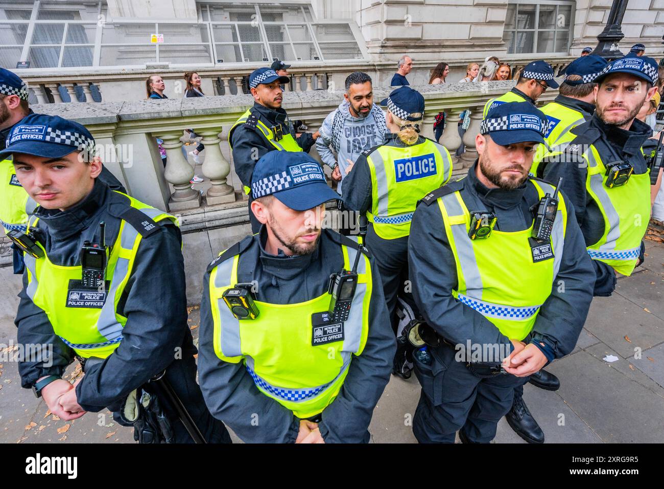 Londres, Royaume-Uni. 10 août 2024. La manifestation se déroule pacifiquement sous la police (un homme est détenu avec brio et relâché après que la situation ait été clarifiée) escorté de l'extérieur des bureaux de Reform UK pour "reprendre" Trafalgar Square du groupe de Tommy Robinson il y a quelques semaines. La manifestation est également en réponse aux premiers commentaires de Nigel Farages qui ne semblaient pas condamner la violence d'extrême droite - A Stop Racism, Stop the Hate et Stop the Extreme Right manifestation. Crédit : Guy Bell/Alamy Live News Banque D'Images