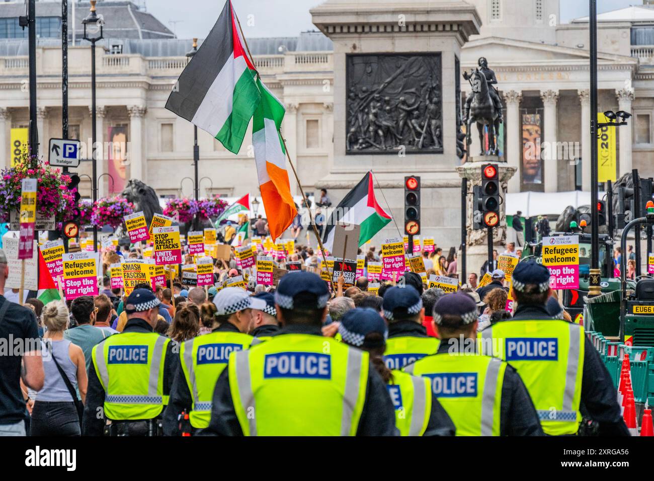 Londres, Royaume-Uni. 10 août 2024. La manifestation se déroule pacifiquement sous escorte policière depuis l'extérieur des bureaux de Reform UK pour reprendre Trafalgar Square du groupe de Tommy Robinson il y a quelques semaines. La manifestation est également en réponse aux premiers commentaires de Nigel Farages qui ne semblaient pas condamner la violence d'extrême droite - A Stop Racism, Stop the Hate et Stop the Extreme Right manifestation. Crédit : Guy Bell/Alamy Live News Banque D'Images