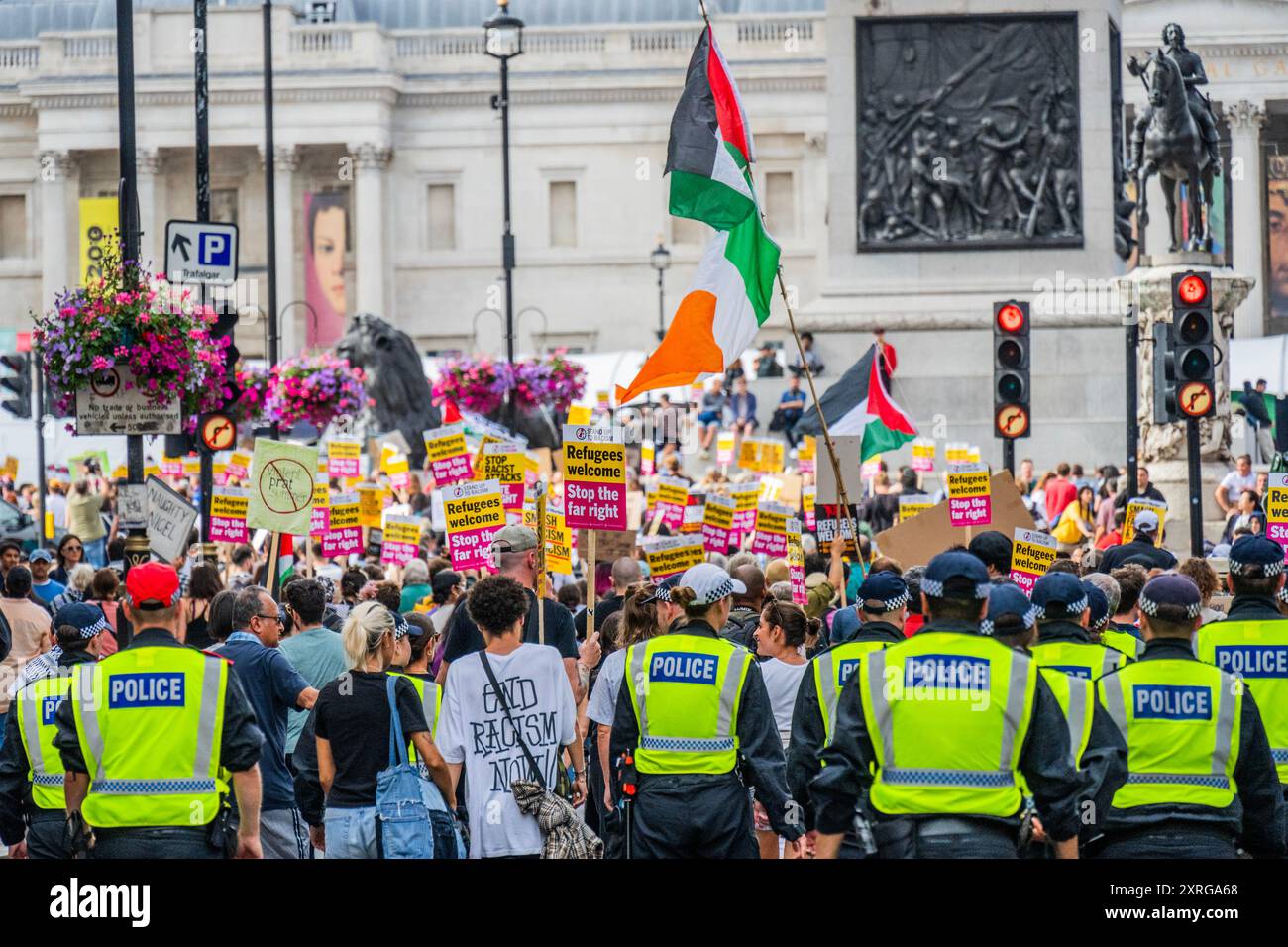 Londres, Royaume-Uni. 10 août 2024. La manifestation se déroule pacifiquement sous escorte policière depuis l'extérieur des bureaux de Reform UK pour reprendre Trafalgar Square du groupe de Tommy Robinson il y a quelques semaines. La manifestation est également en réponse aux premiers commentaires de Nigel Farages qui ne semblaient pas condamner la violence d'extrême droite - A Stop Racism, Stop the Hate et Stop the Extreme Right manifestation. Crédit : Guy Bell/Alamy Live News Banque D'Images
