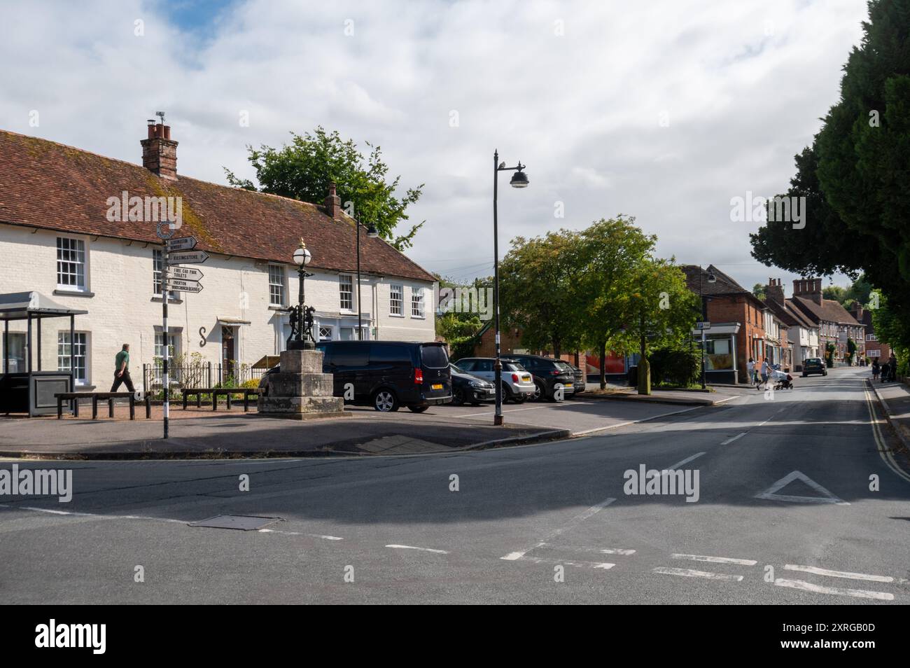 Village de Kingsclere, Hampshire, Angleterre, Royaume-Uni avec panneau historique pour poteau. Vue sur la rue, coin de Swan Street et George Street Banque D'Images