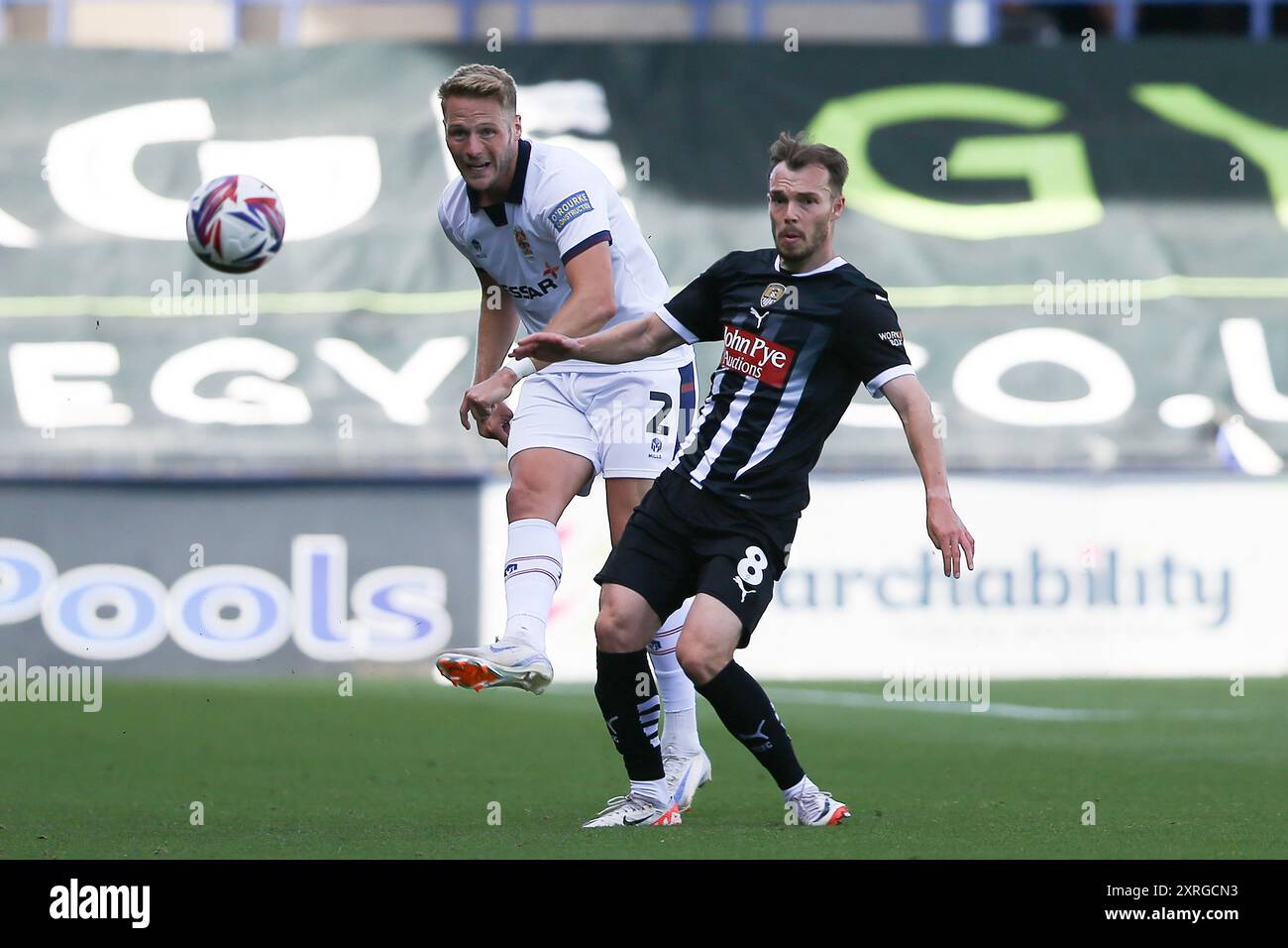 Birkenhead, Royaume-Uni. 10 août 2024. Cameron Norman de Tranmere Rovers (l0) efface le ballon sous la pression de Sam Austin de Notts County. EFL Skybet Football League Two match, Tranmere Rovers v Notts County à Prenton Park, Birkenhead, Wirral le samedi 10 août 2024. Cette image ne peut être utilisée qu'à des fins éditoriales. Usage éditorial exclusif, .pic par Chris Stading/ crédit : Andrew Orchard sports Photography/Alamy Live News Banque D'Images